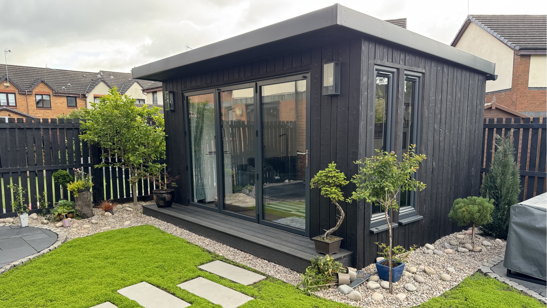 UNO Midi Garden Room with Clover lawn and paving slabs