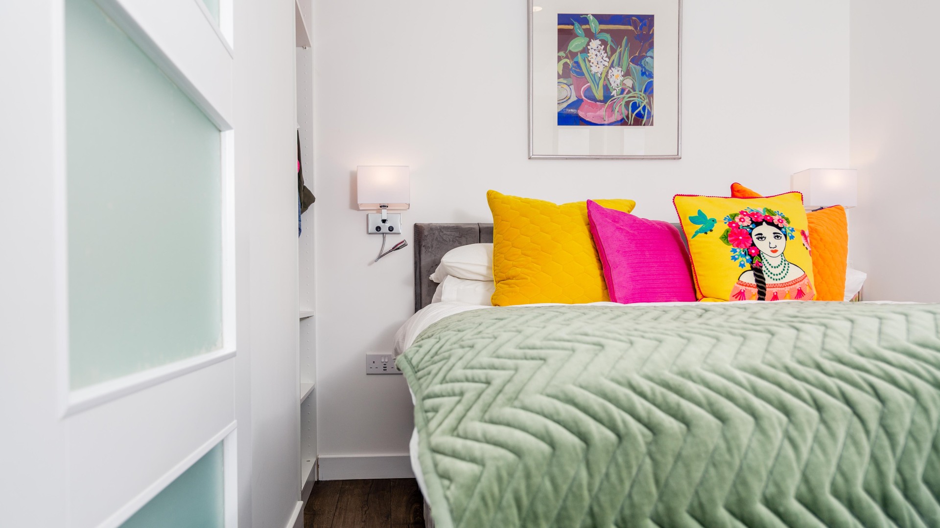Bedroom with kingsize bed and bedside lights