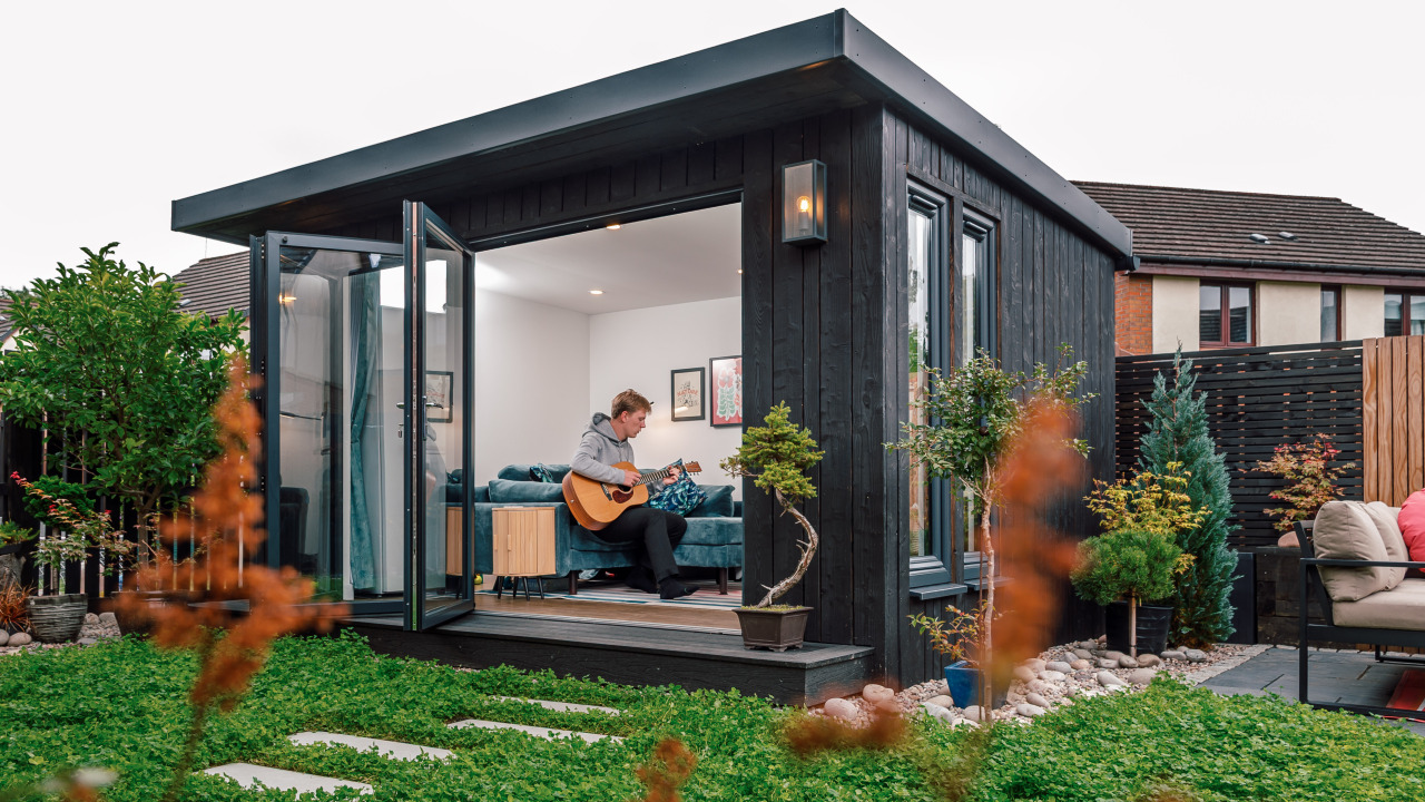 UNO Midi Garden Room with bifold doors and IRO Charcoal cladding